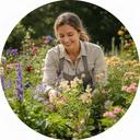 Fabiola Otjens bij onderhoud van een kleurrijke tuinborder